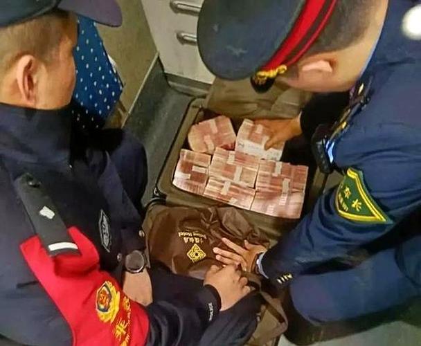 男子不慎将装有10万现金的行李箱落在高铁上,当日即被送回