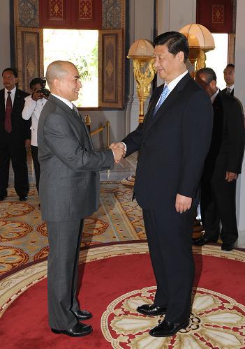 习近平会见柬埔寨国王西哈莫尼
