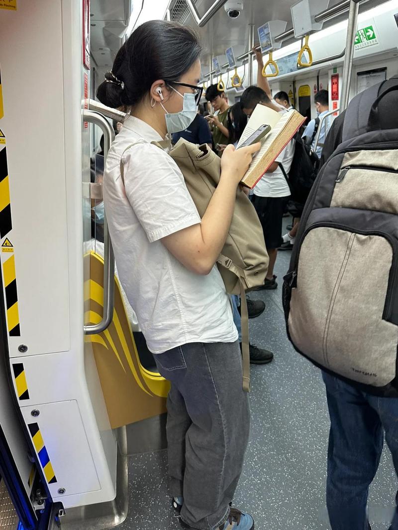 对话地铁读书人|企业公关吴丑丑:阅读中相遇又重逢